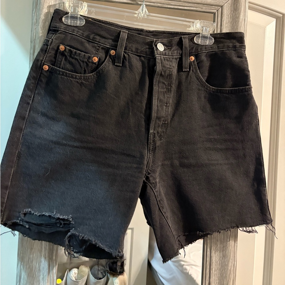 Levi’s Mid Thigh Short
